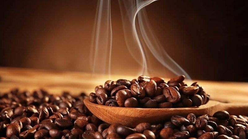 Làm nguội hạt cà phê sau khi rang